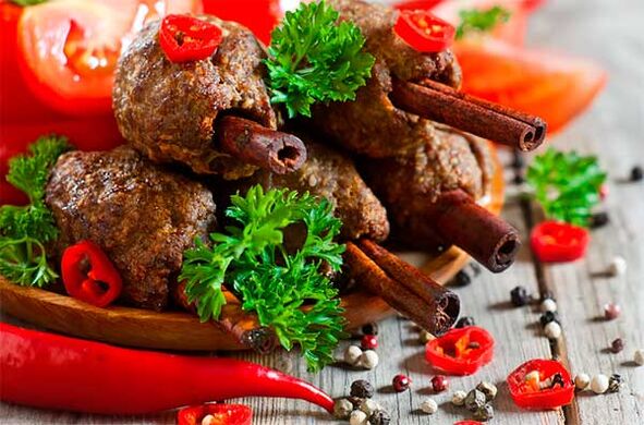 Des rouleaux de viande avec des épices et des légumes sont un exemple de nutrition adéquate
